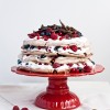 Čokoládová pavlova s rybízem, borůvkami a malinami